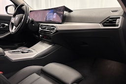 sininen BMW 330 2022 kuva 14.