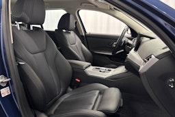 sininen BMW 330 2022 kuva 15.
