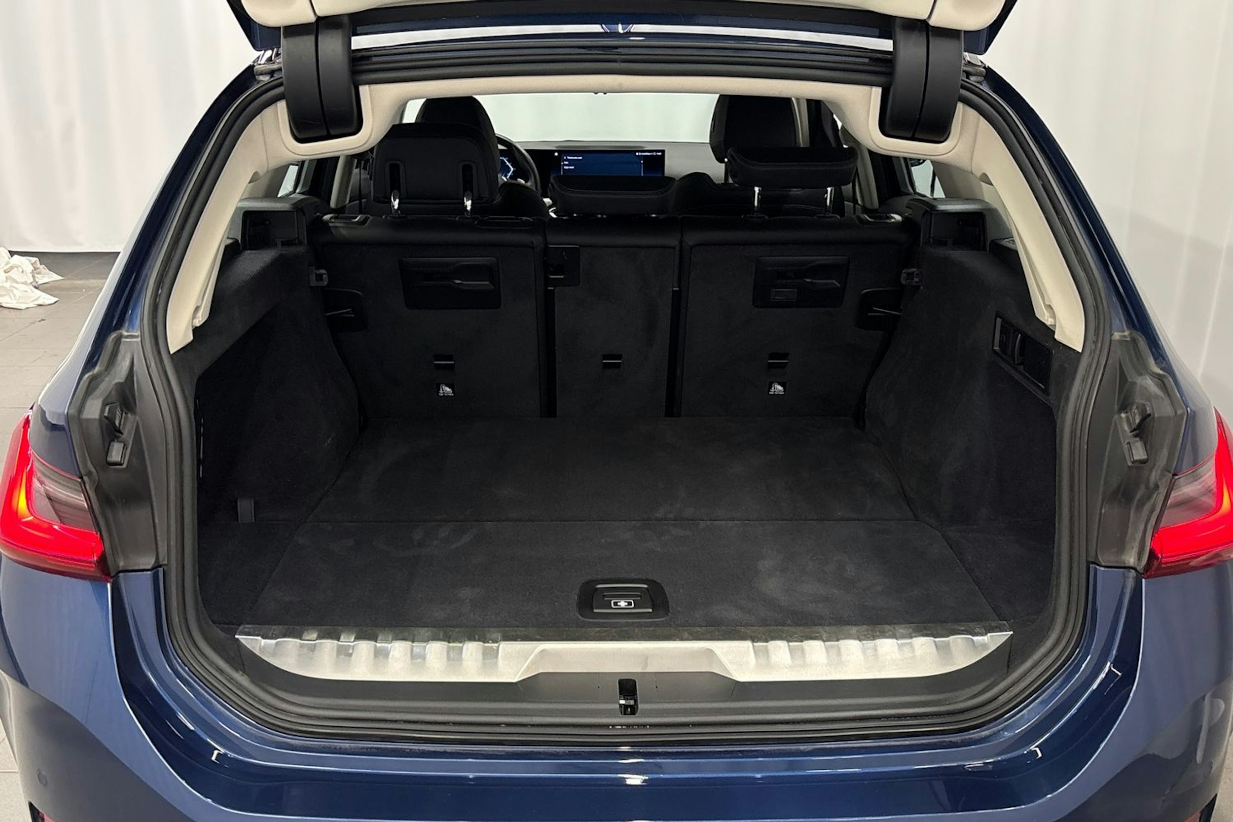 sininen BMW 330 2022 kuva 16.