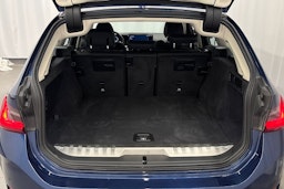 sininen BMW 330 2022 kuva 16.