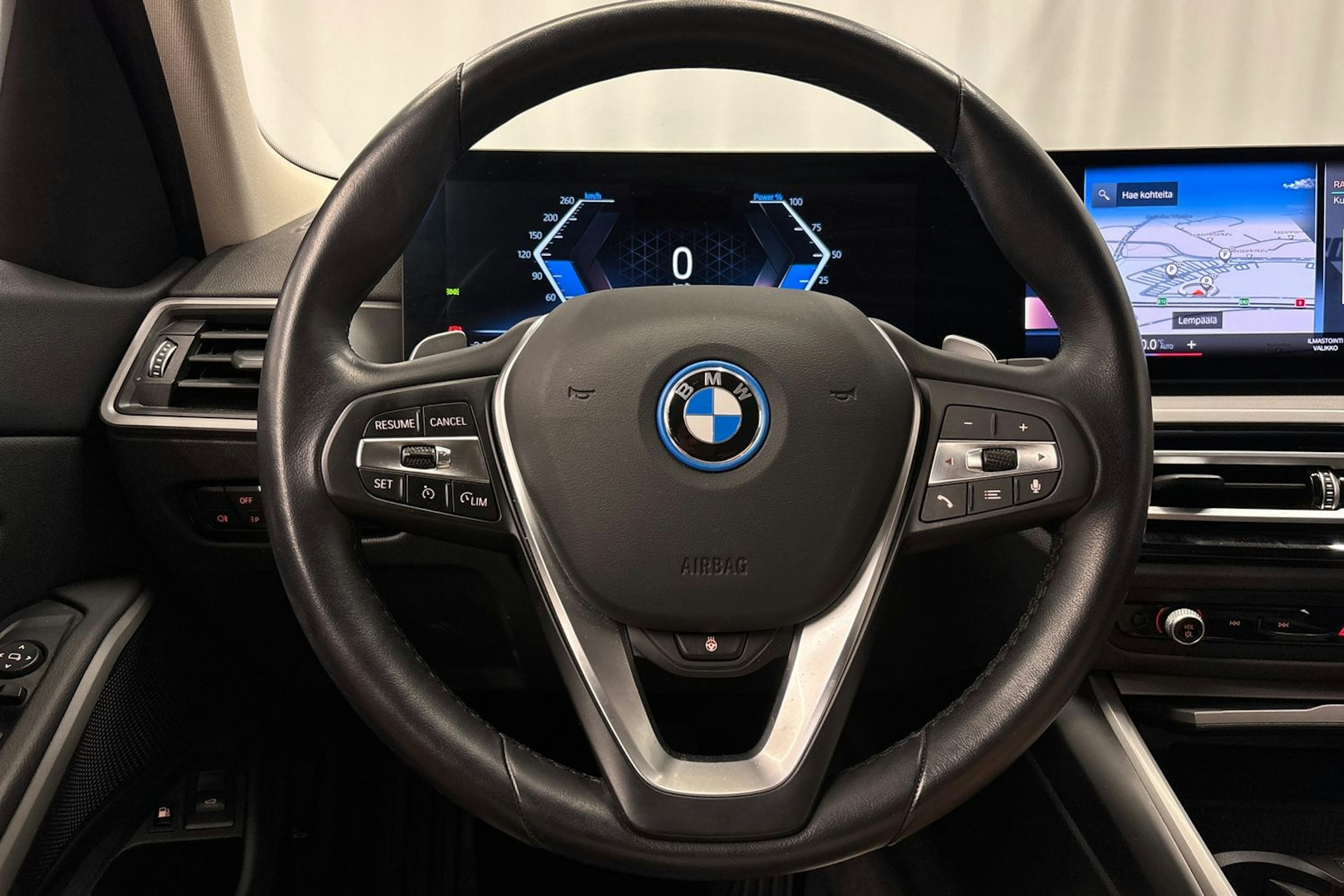 sininen BMW 330 2022 kuva 20.