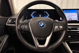sininen BMW 330 2022 kuva 20.