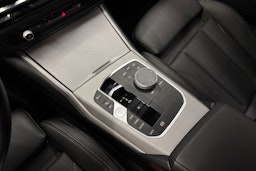 sininen BMW 330 2022 kuva 30.
