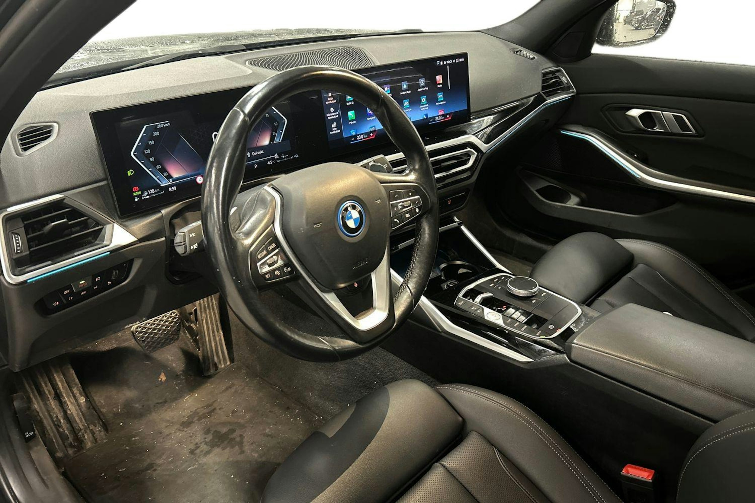 musta BMW 330 2022 kuva 3.