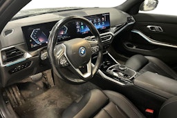 musta BMW 330 2022 kuva 3.