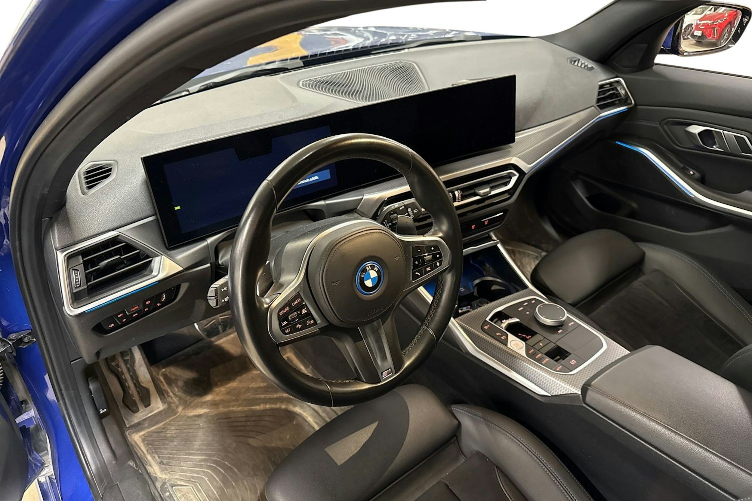 sininen BMW 330 2023 kuva 3.