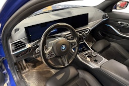 sininen BMW 330 2023 kuva 3.