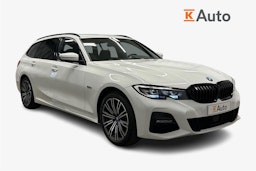 valkoinen BMW 330 2022 kuva 1.