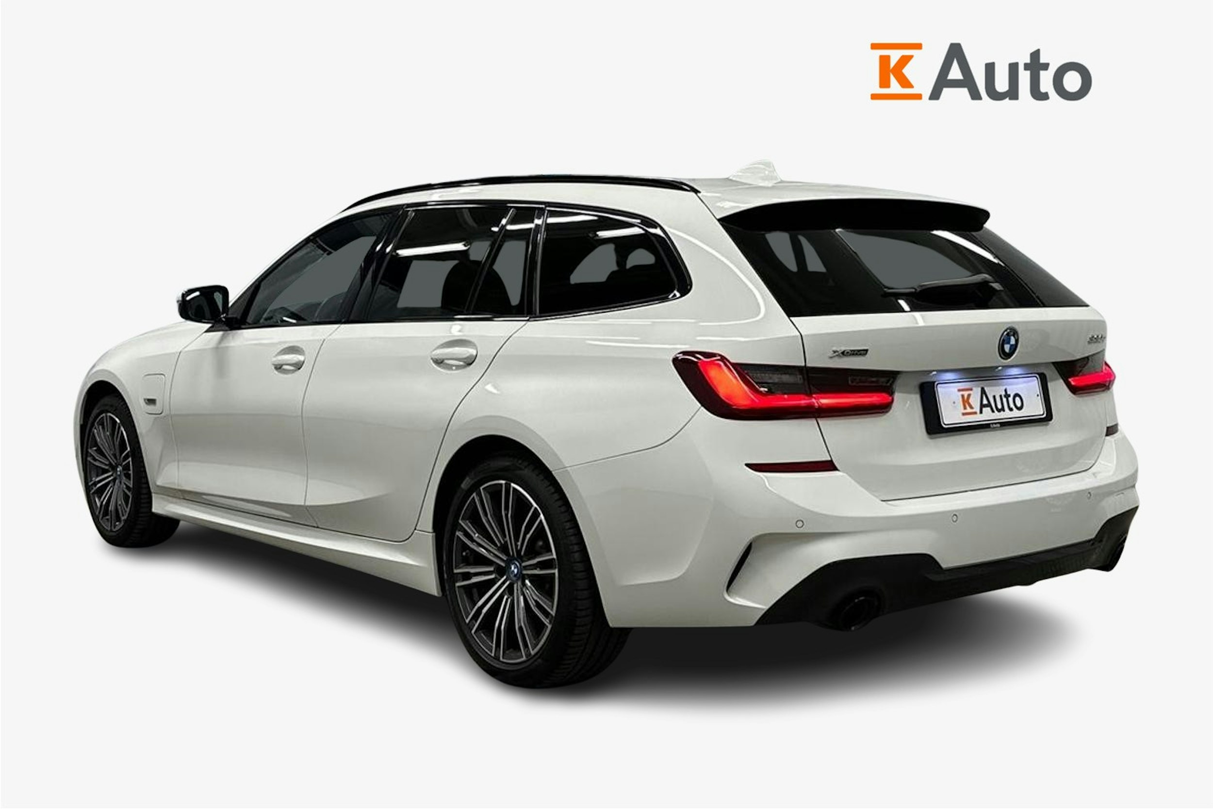 valkoinen BMW 330 2022 kuva 2.