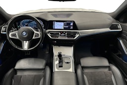 valkoinen BMW 330 2022 kuva 9.