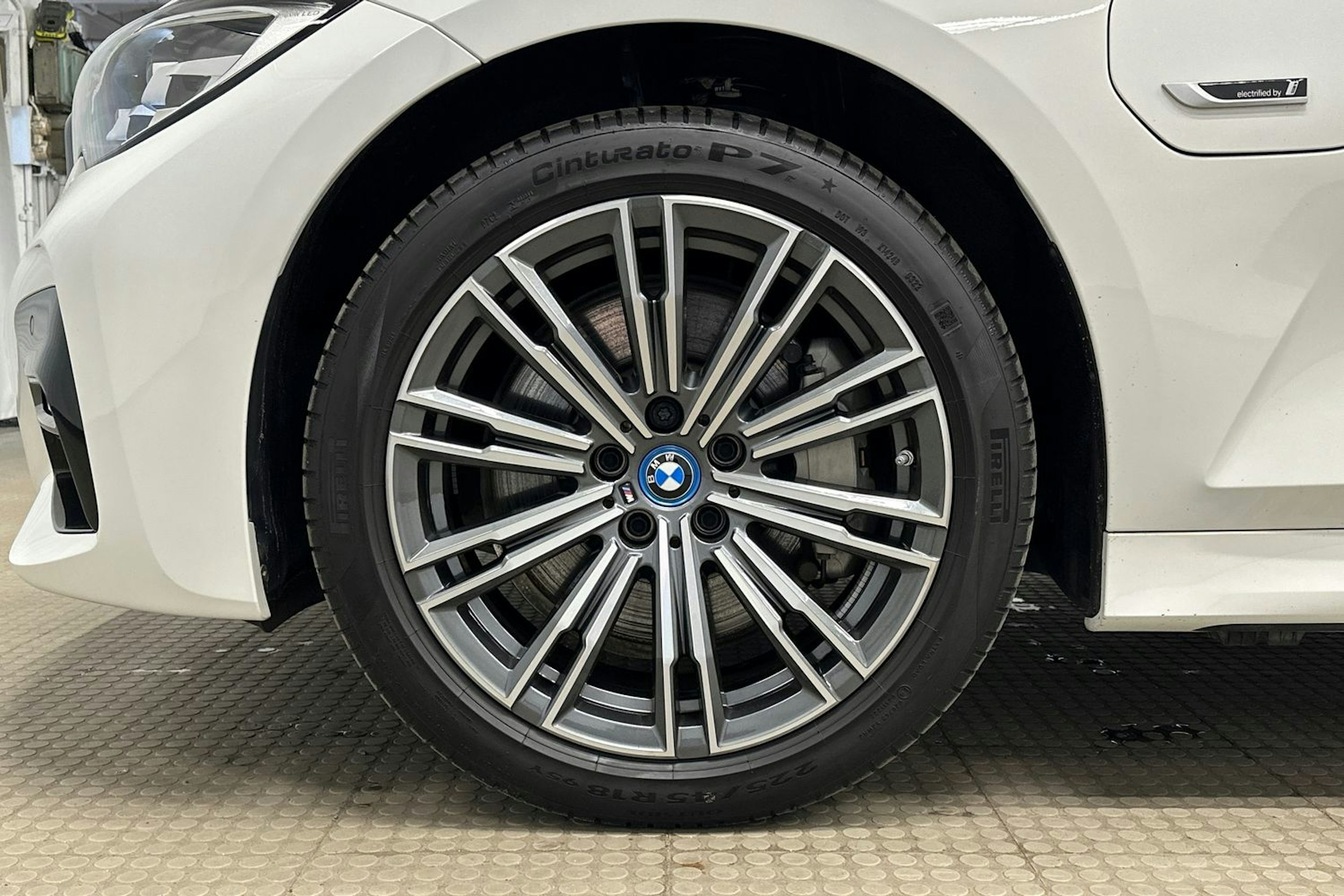 valkoinen BMW 330 2022 kuva 13.