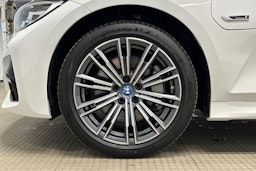 valkoinen BMW 330 2022 kuva 13.