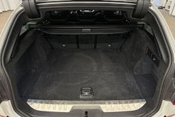 valkoinen BMW 330 2022 kuva 14.