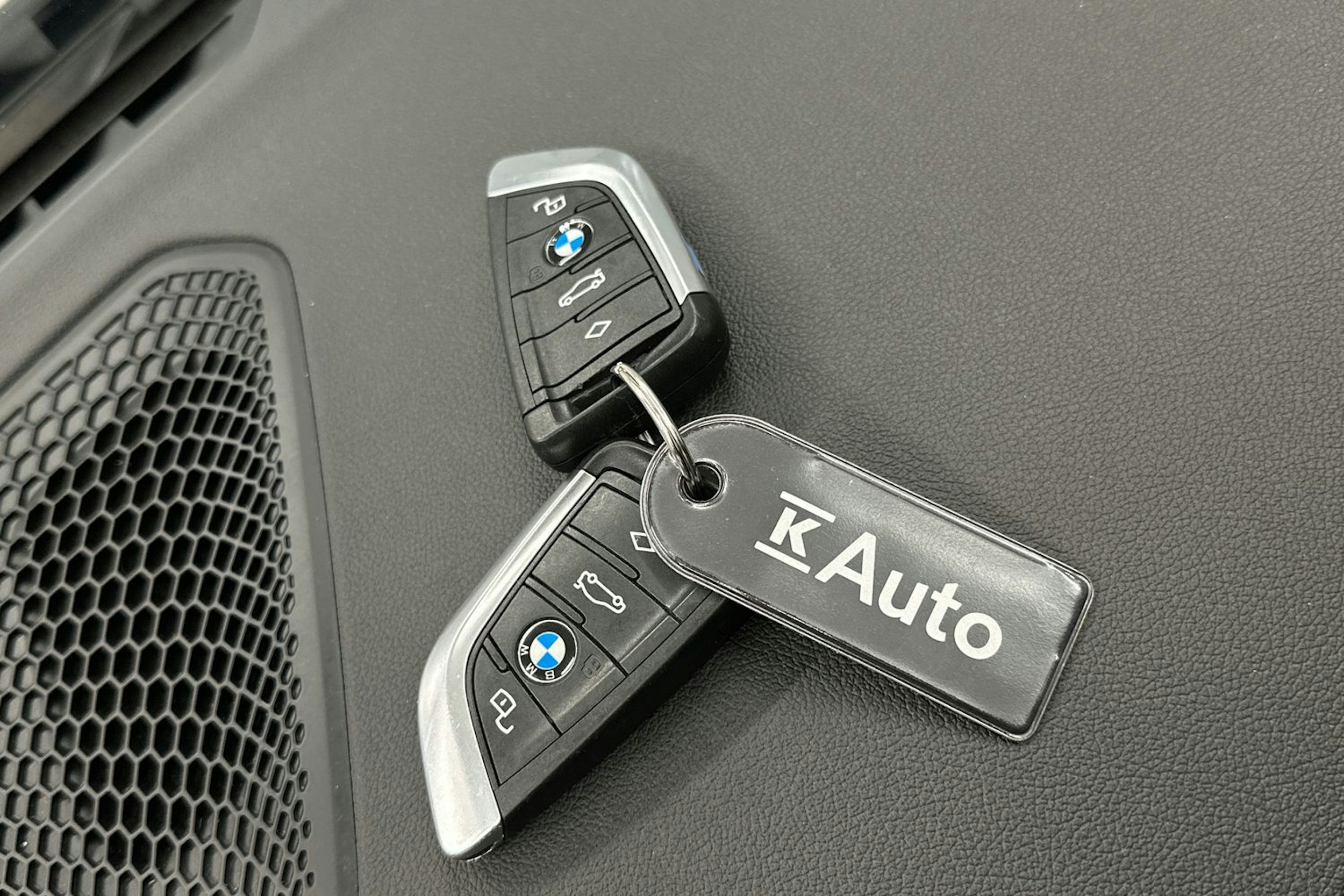 valkoinen BMW 330 2022 kuva 35.