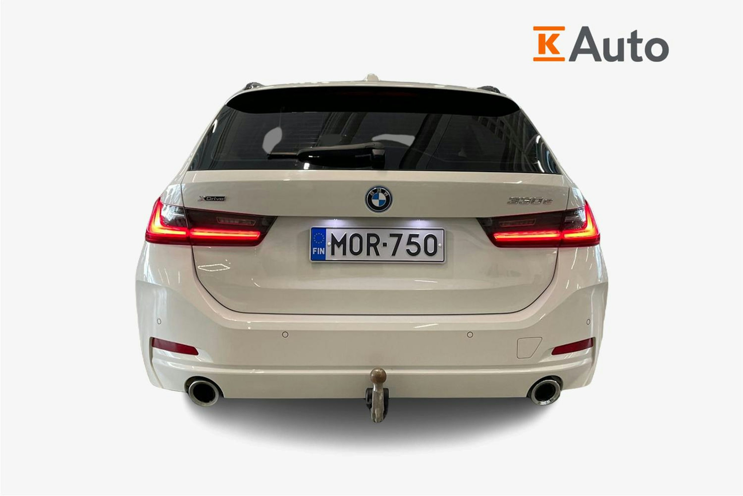 valkoinen BMW 330 2022 kuva 3.