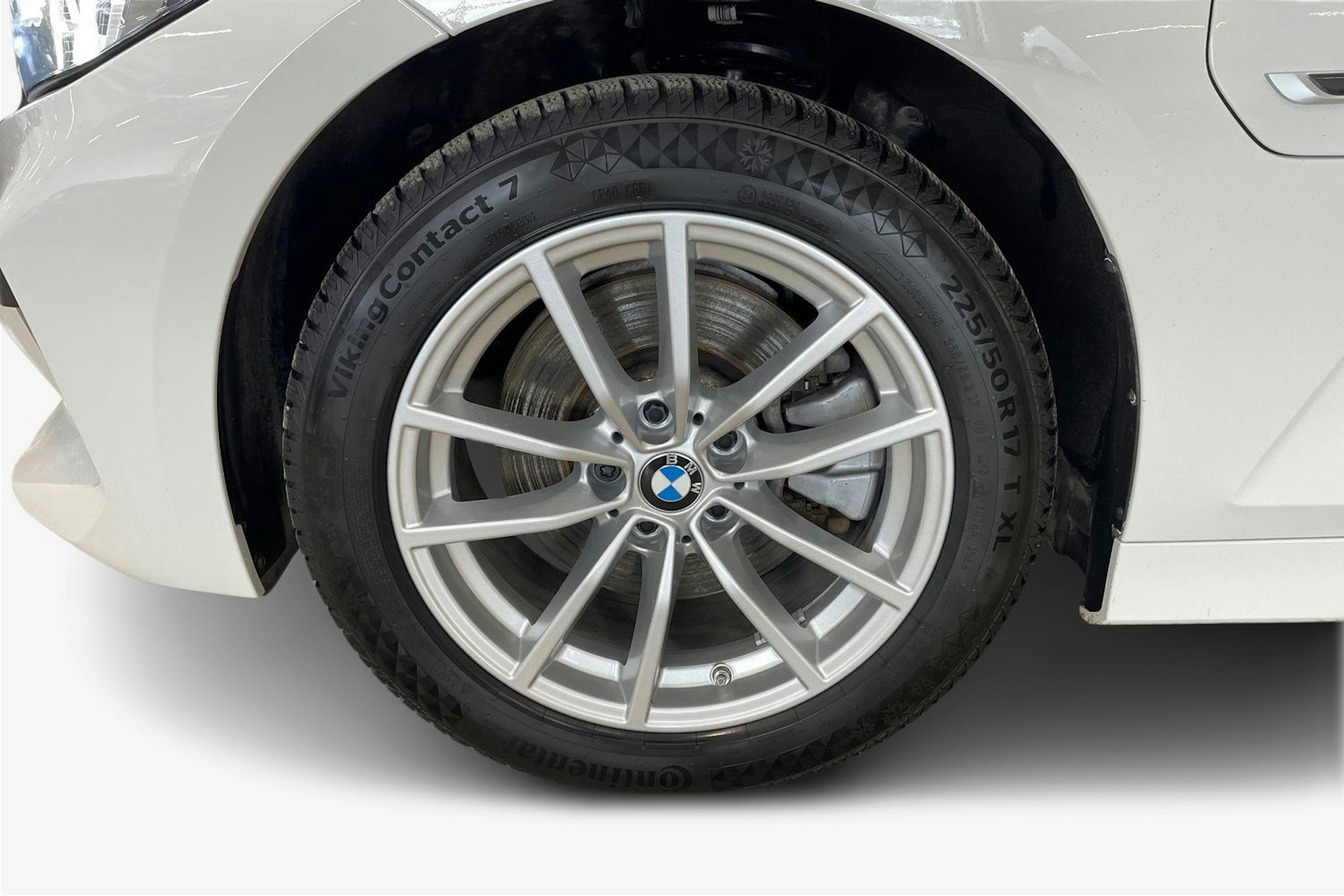 valkoinen BMW 330 2022 kuva 11.