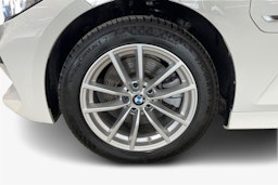 valkoinen BMW 330 2022 kuva 11.