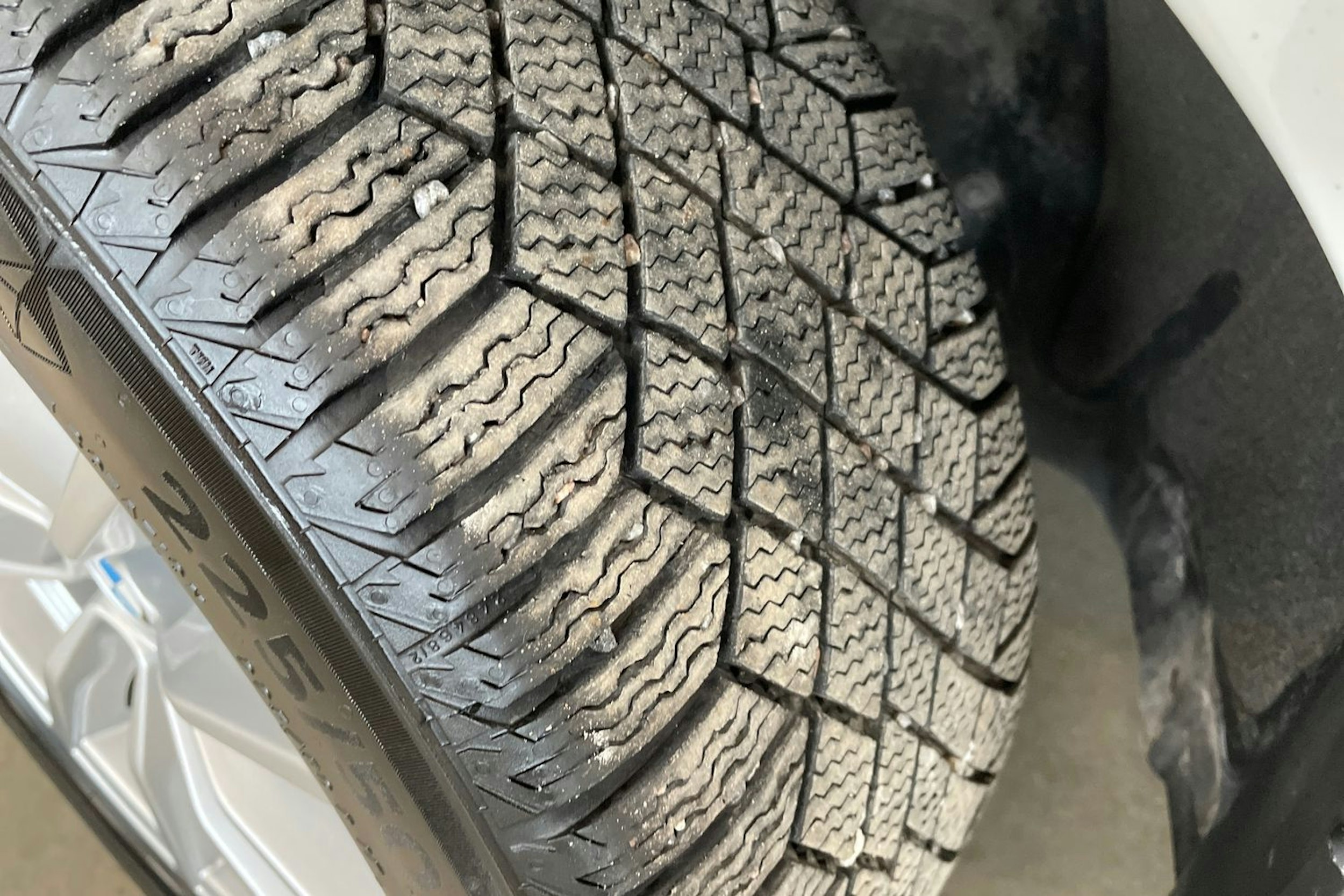 valkoinen BMW 330 2022 kuva 13.