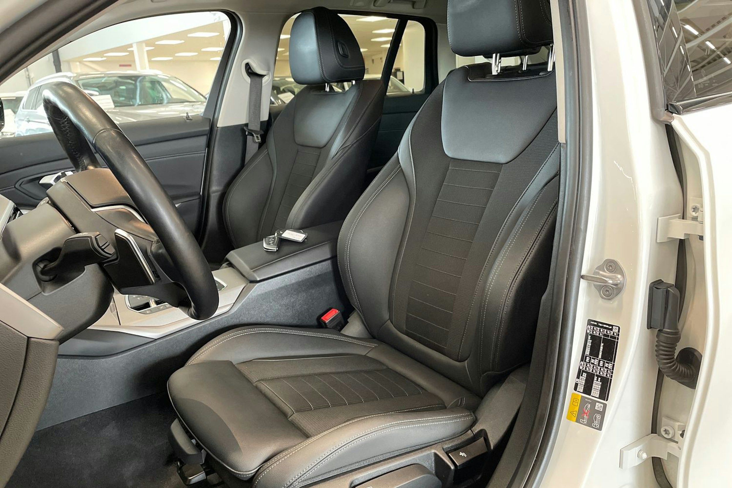 valkoinen BMW 330 2022 kuva 14.