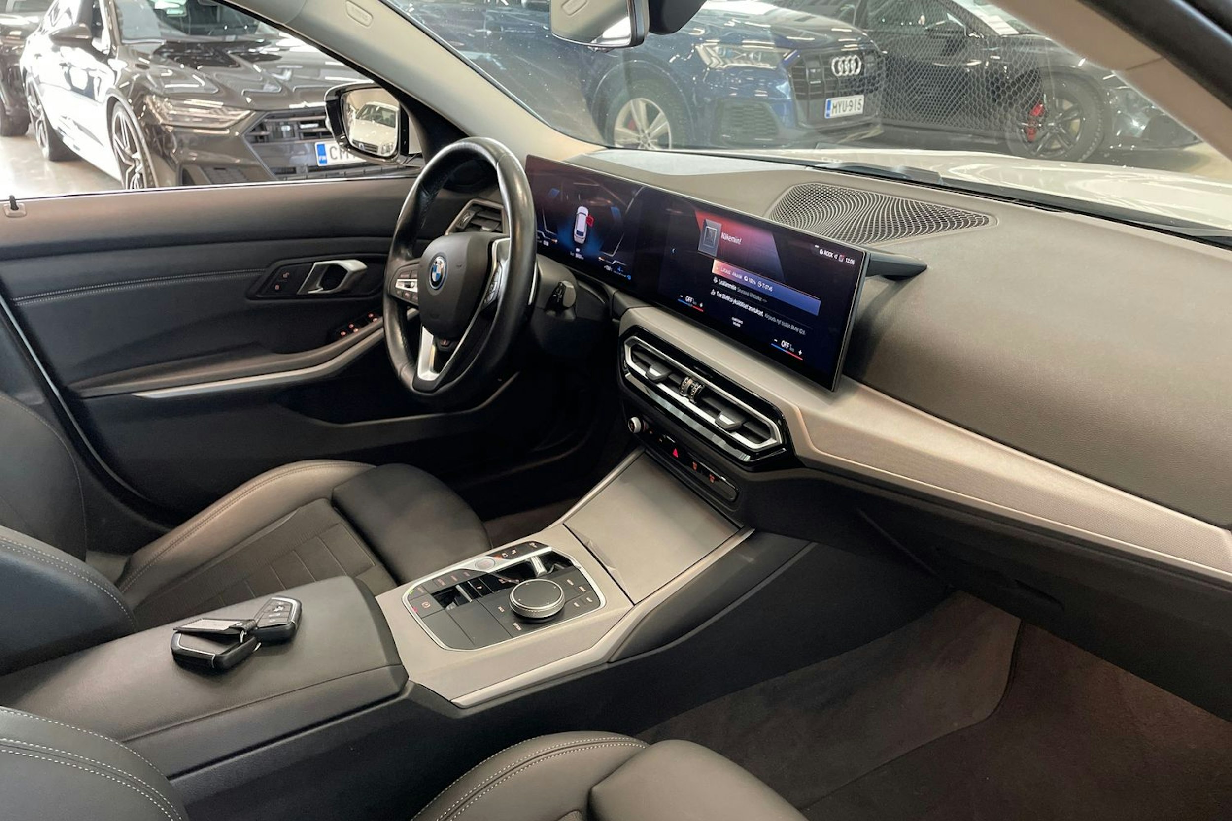 valkoinen BMW 330 2022 kuva 15.