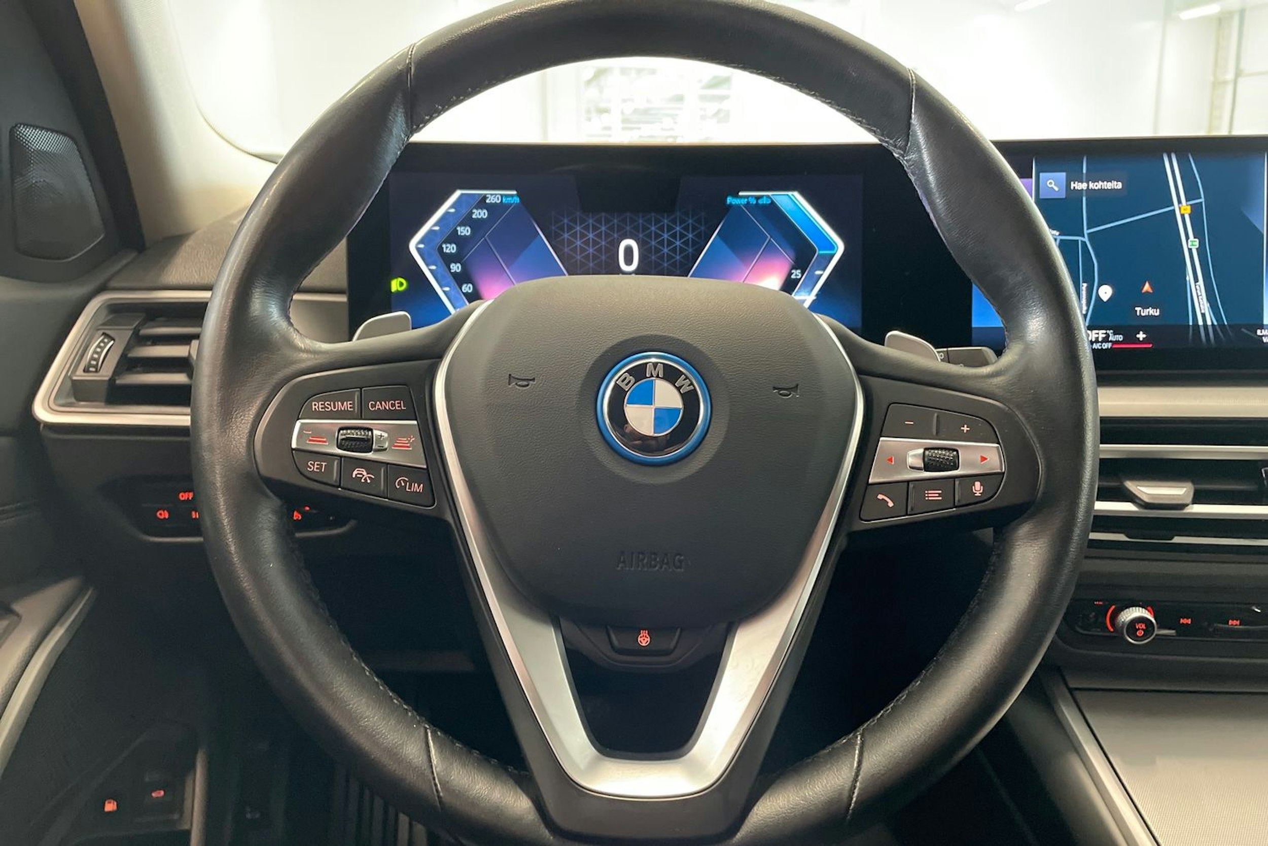 valkoinen BMW 330 2022 kuva 16.