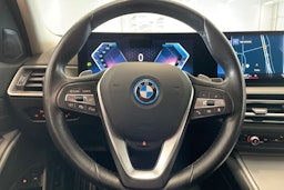 valkoinen BMW 330 2022 kuva 16.