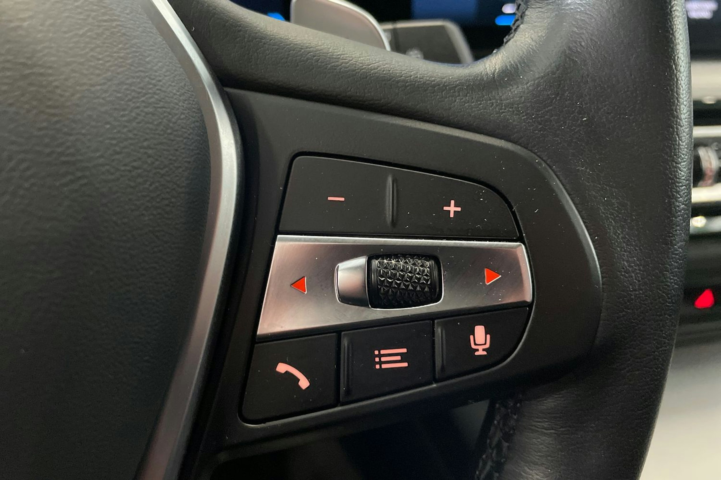 valkoinen BMW 330 2022 kuva 17.