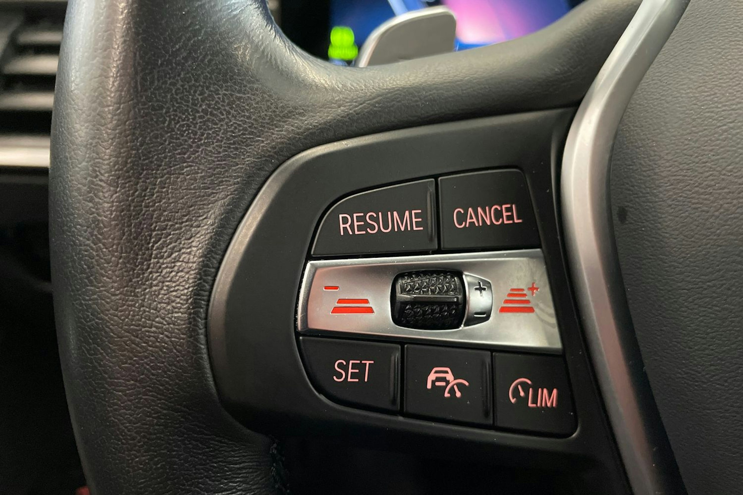 valkoinen BMW 330 2022 kuva 18.