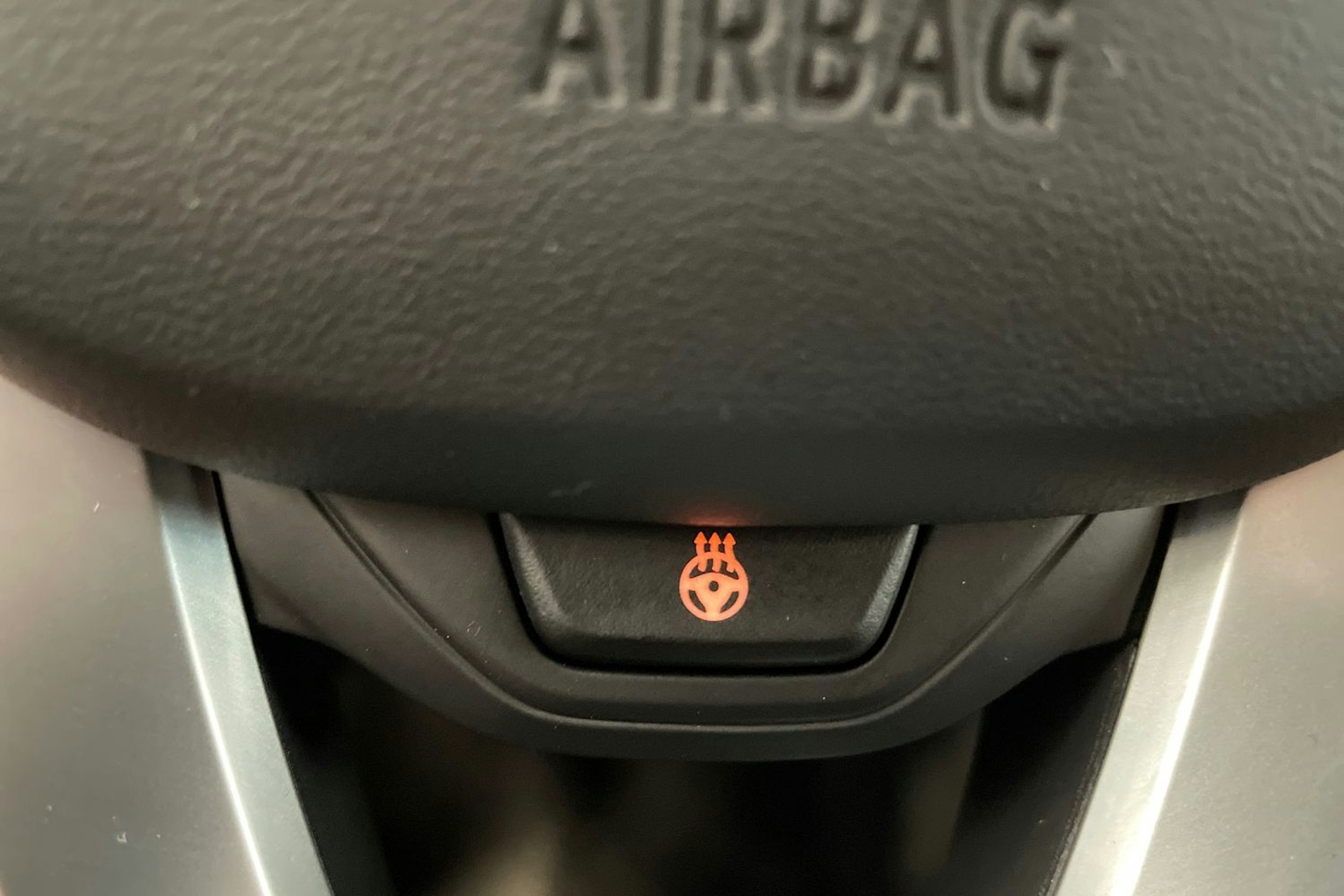 valkoinen BMW 330 2022 kuva 19.