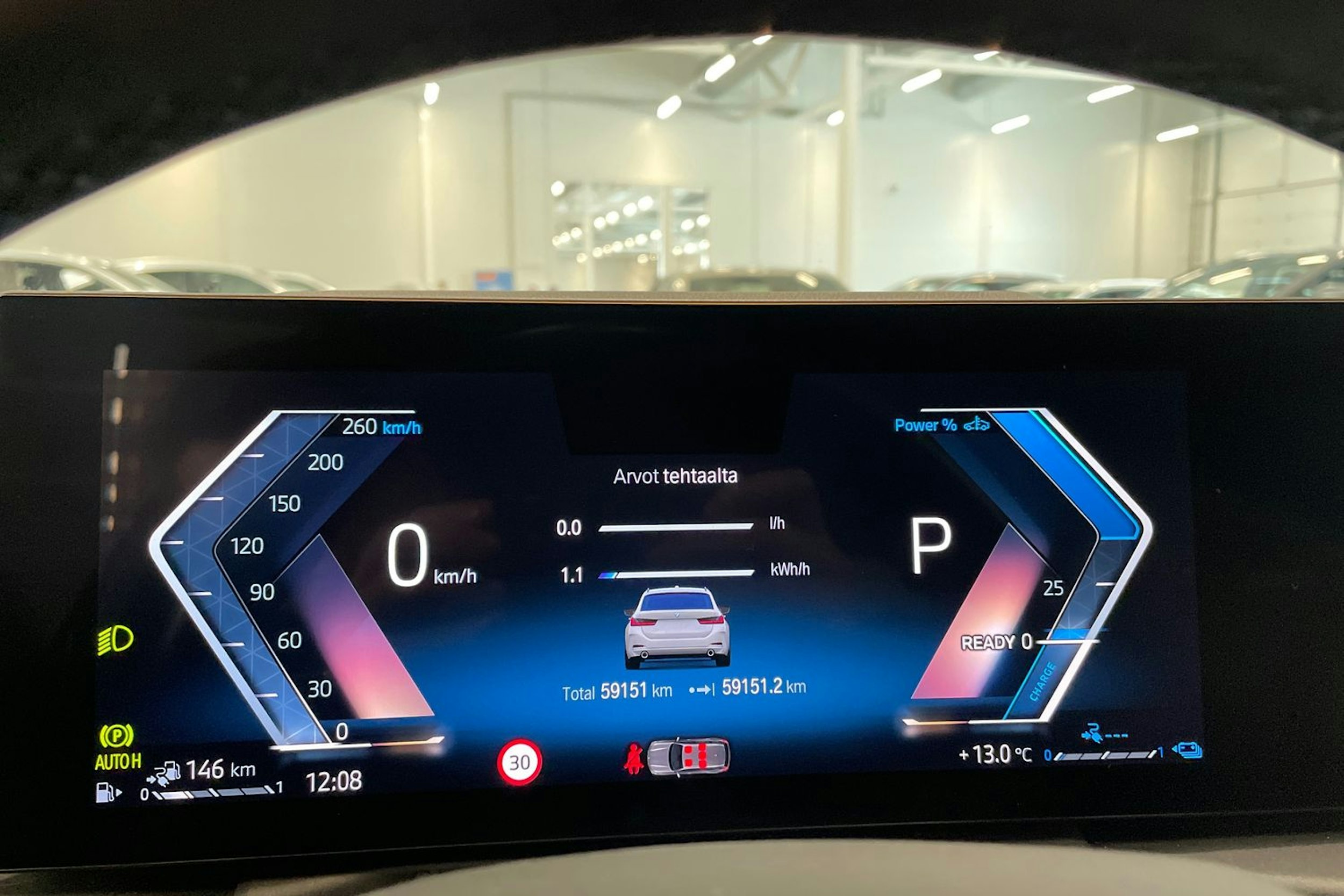 valkoinen BMW 330 2022 kuva 20.