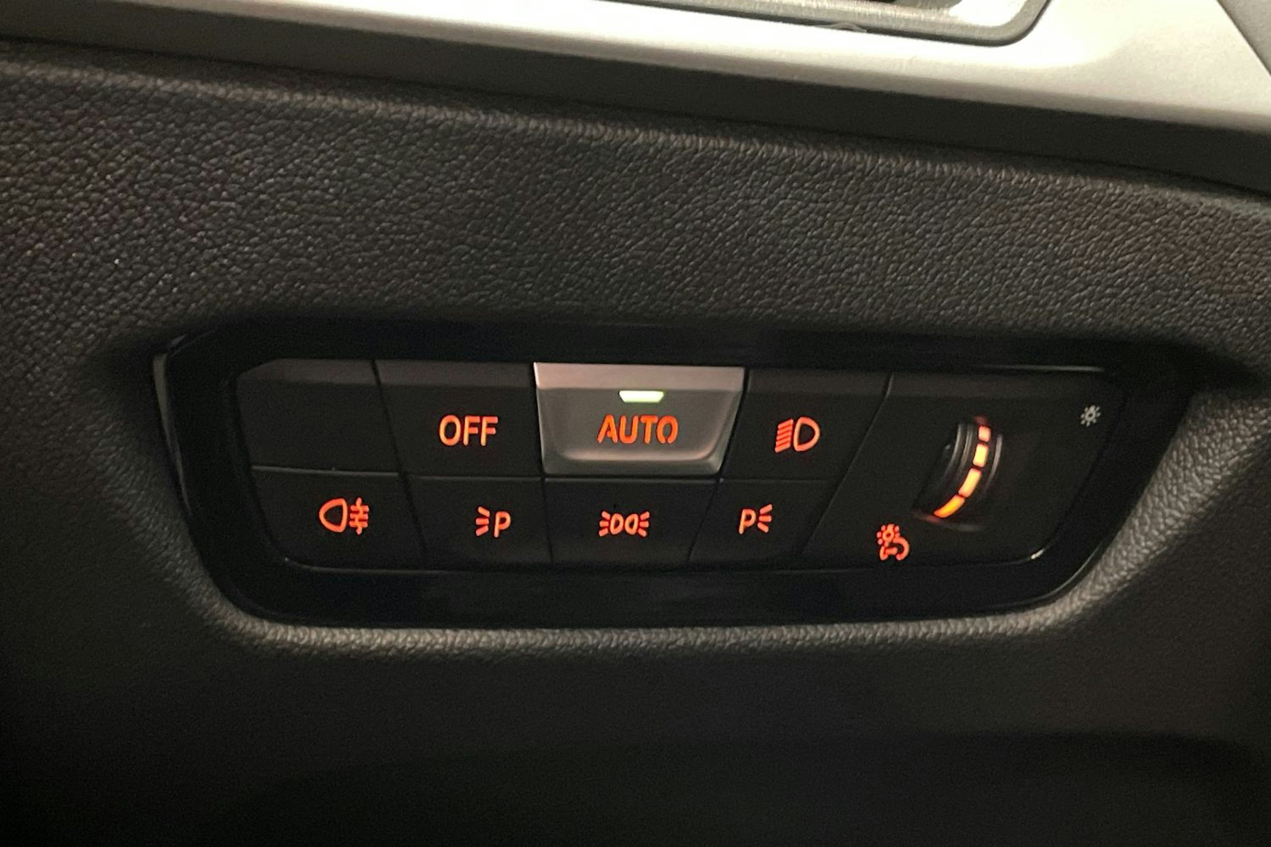 valkoinen BMW 330 2022 kuva 21.