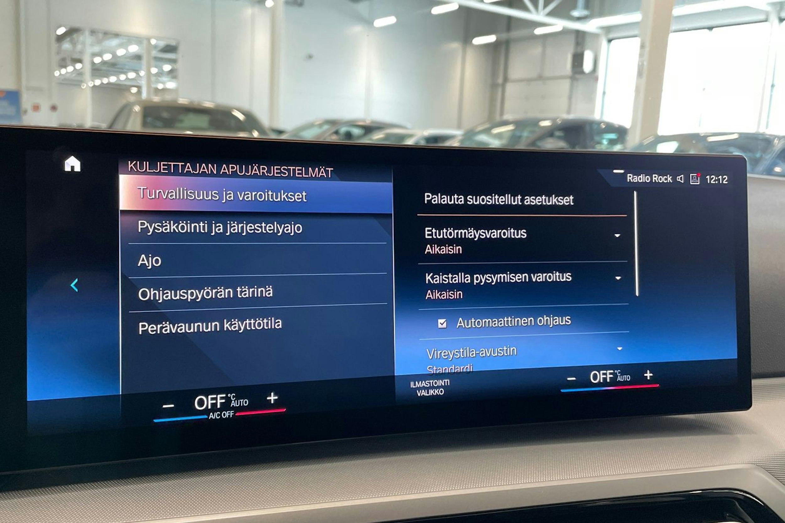 valkoinen BMW 330 2022 kuva 28.