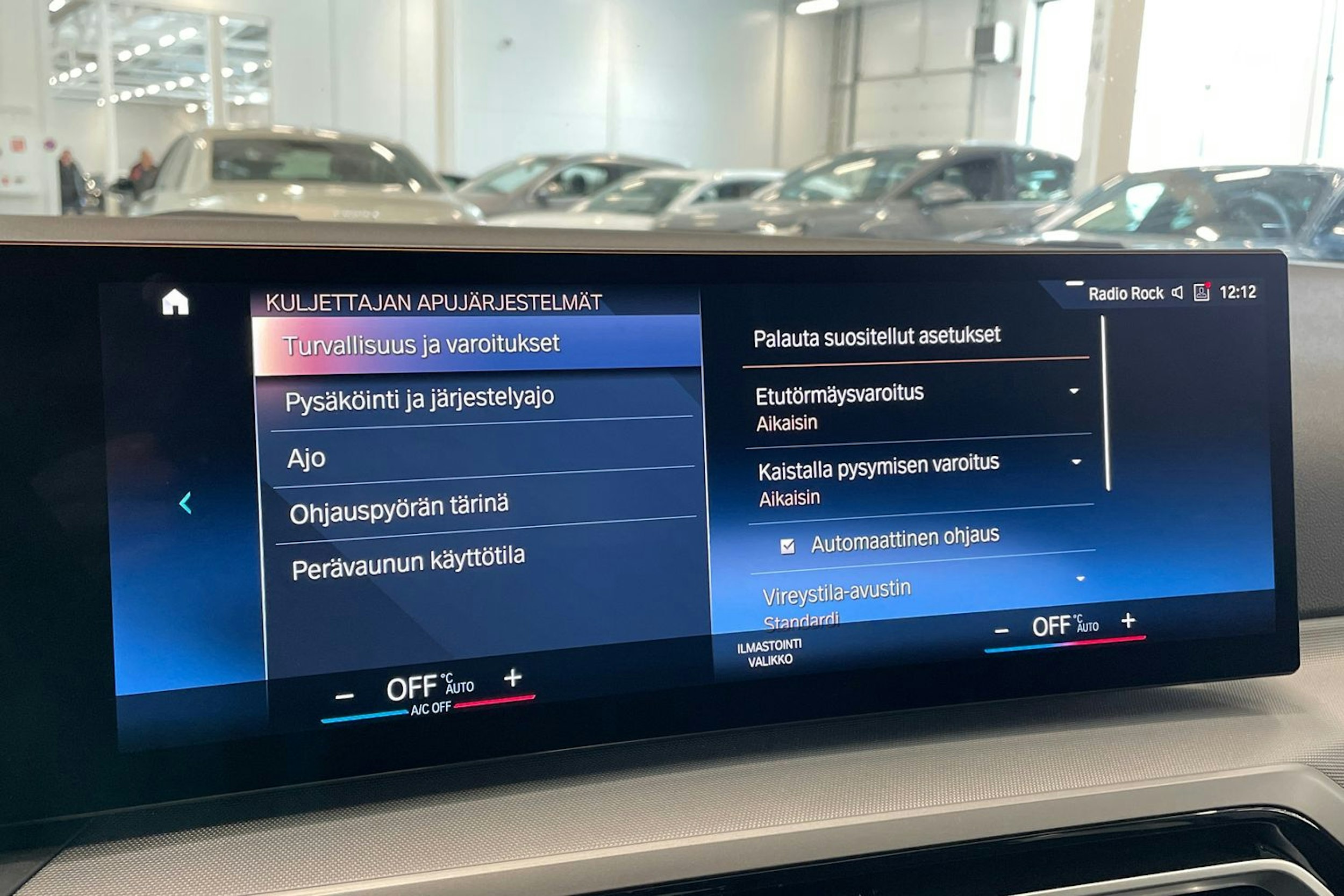 valkoinen BMW 330 2022 kuva 29.