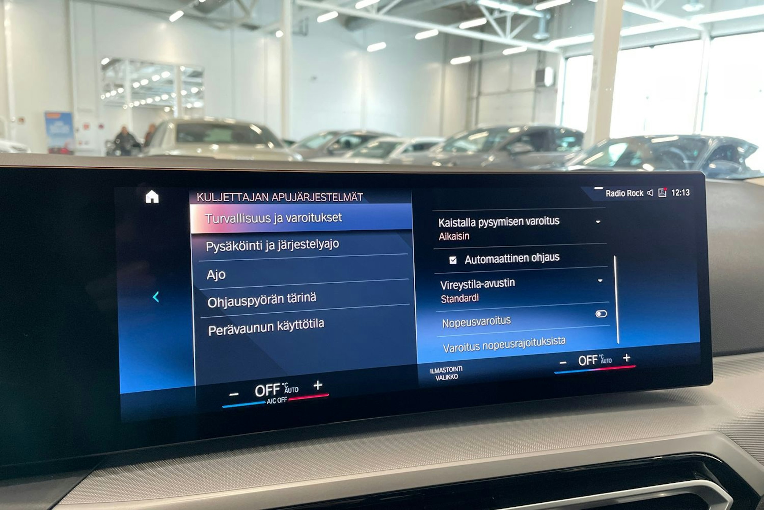 valkoinen BMW 330 2022 kuva 30.