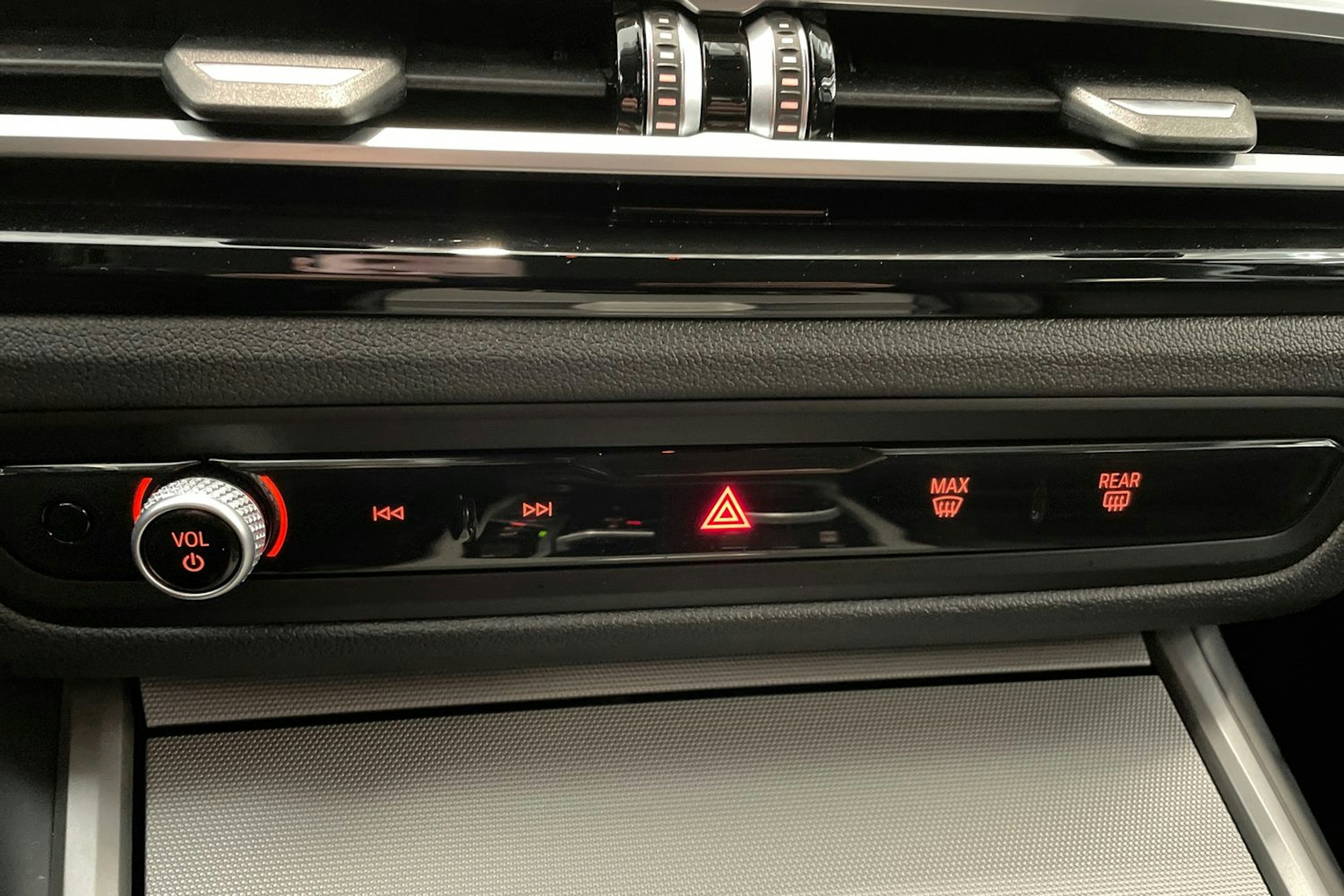 valkoinen BMW 330 2022 kuva 32.