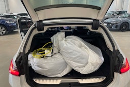 valkoinen BMW 330 2022 kuva 37.