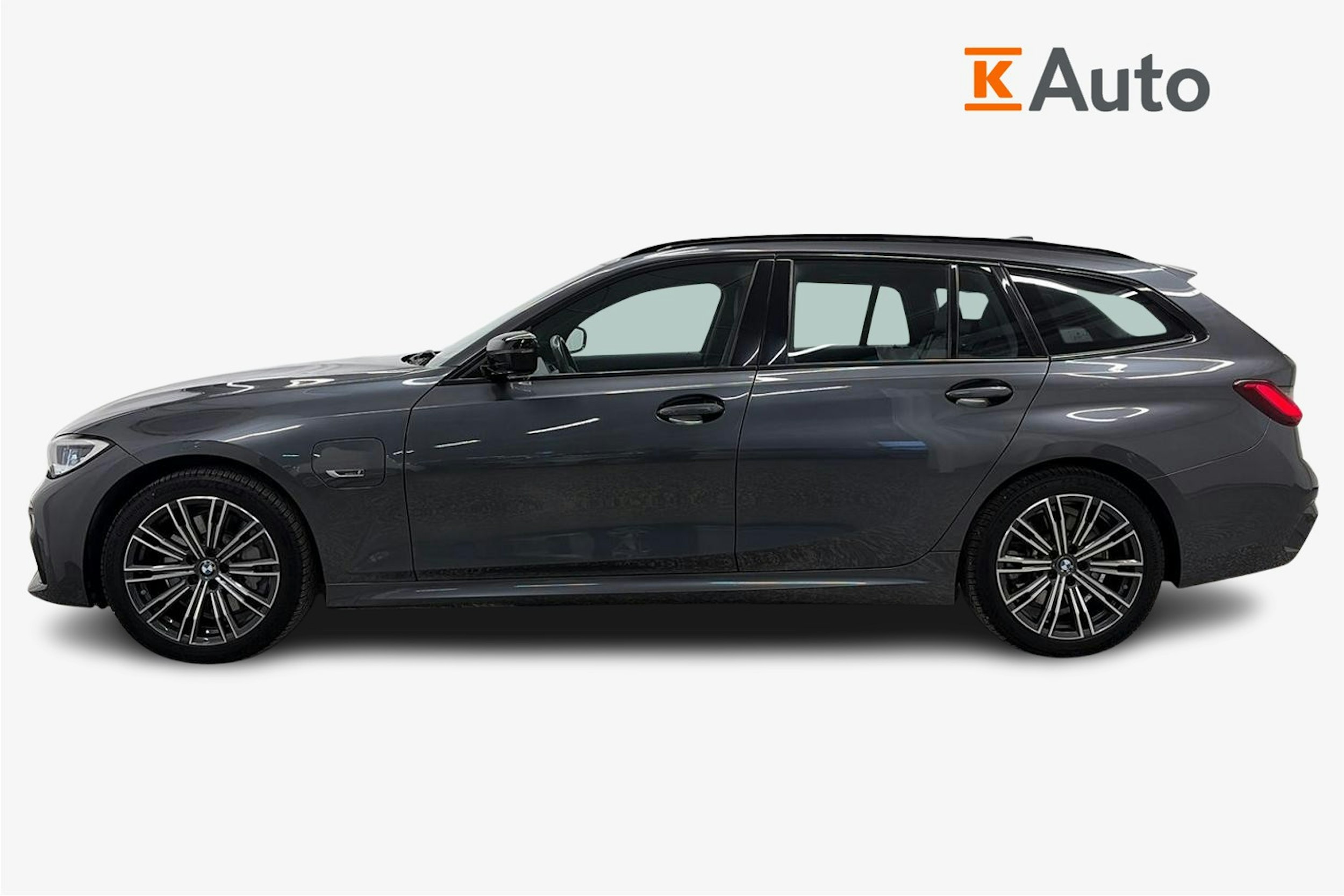 harmaa BMW 330 2022 kuva 9.