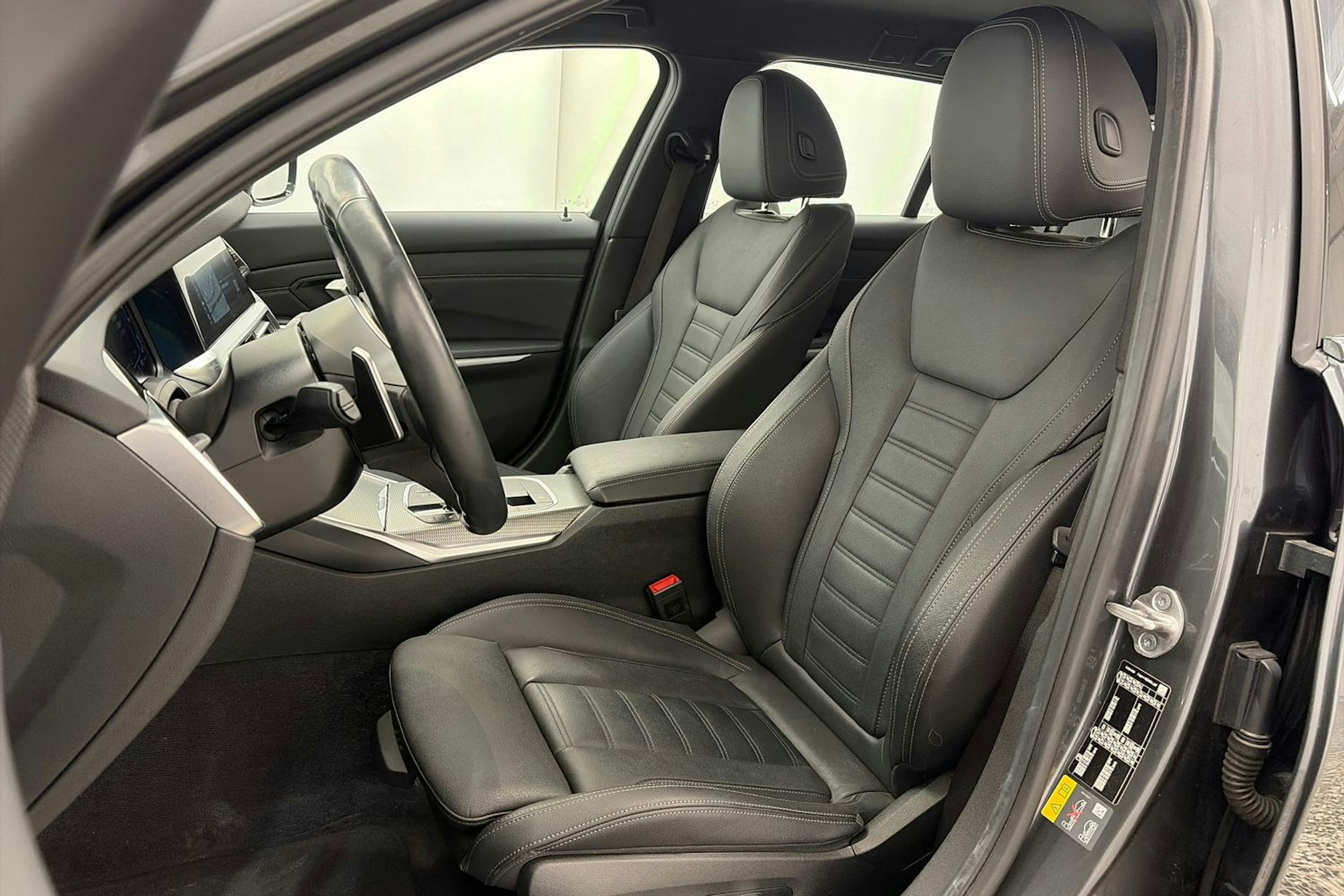 harmaa BMW 330 2022 kuva 20.