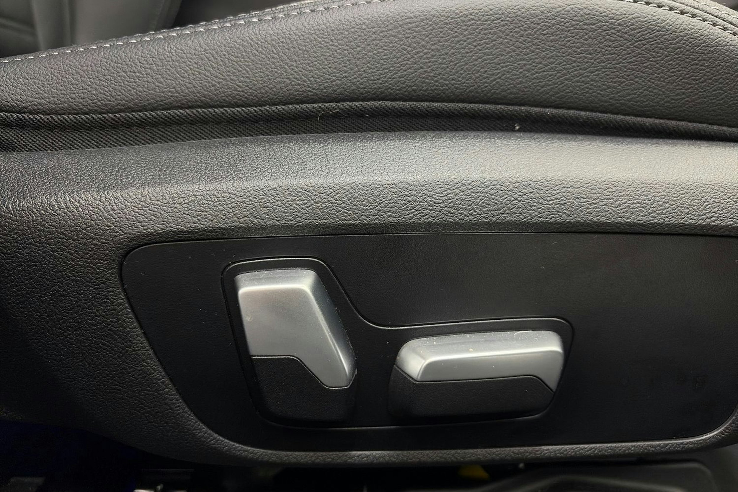 harmaa BMW 330 2022 kuva 23.