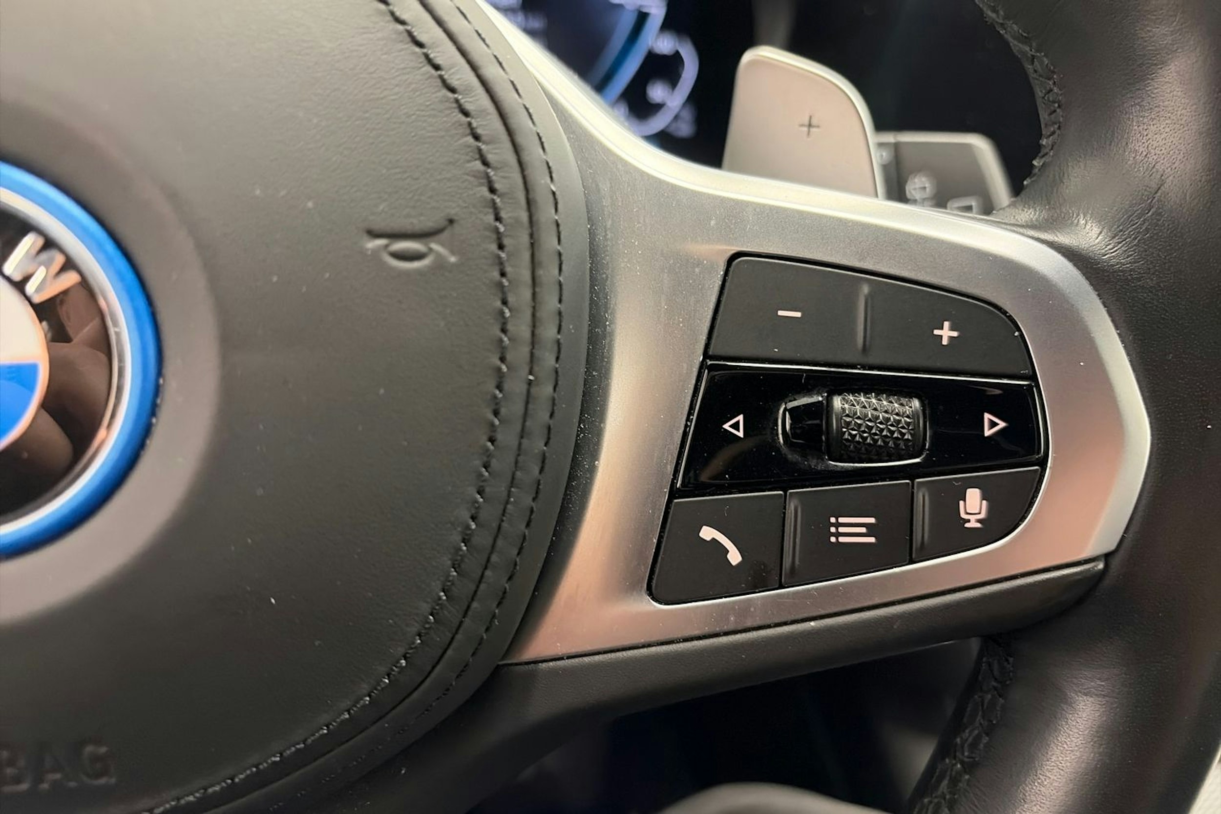 harmaa BMW 330 2022 kuva 26.