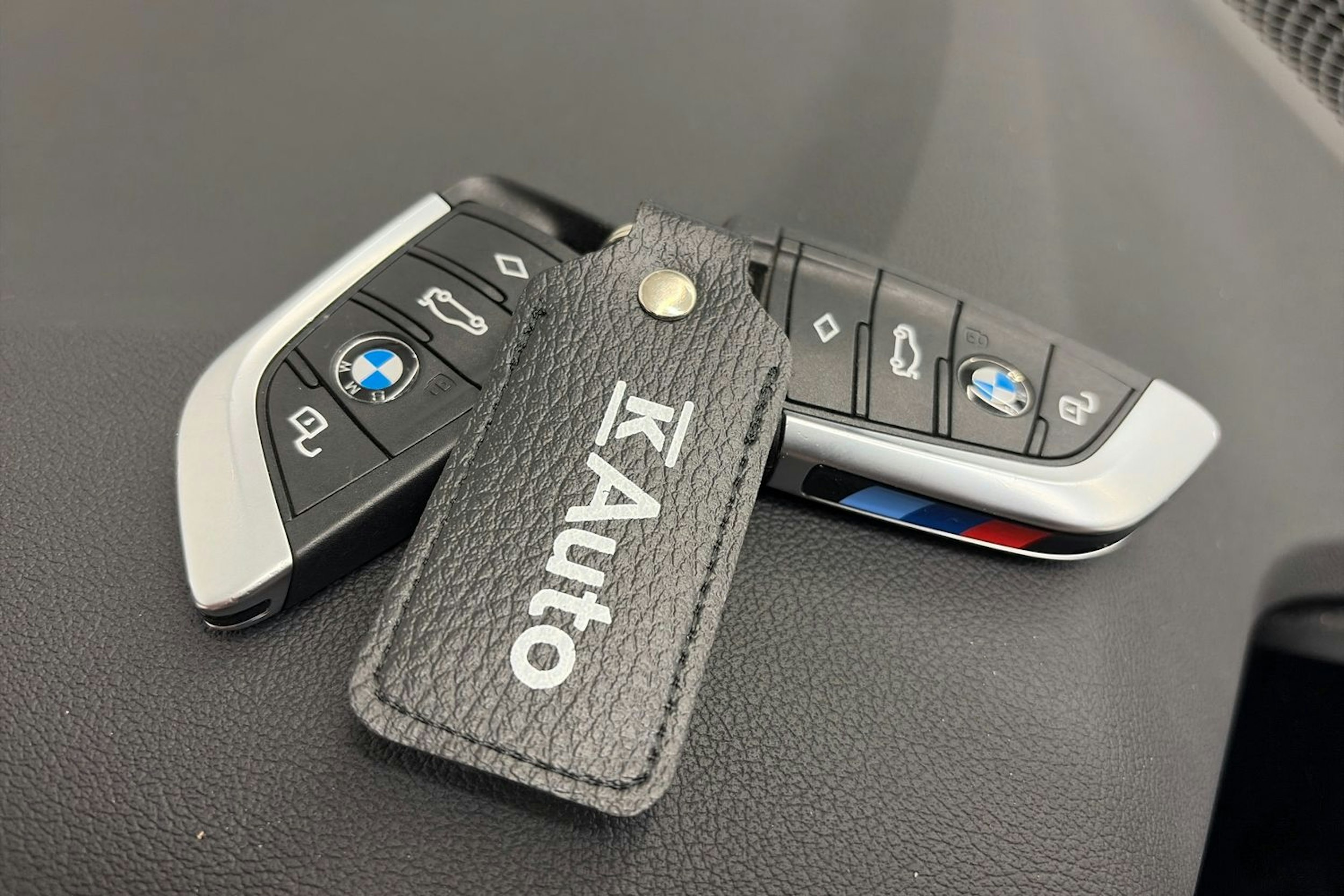 harmaa BMW 330 2022 kuva 36.