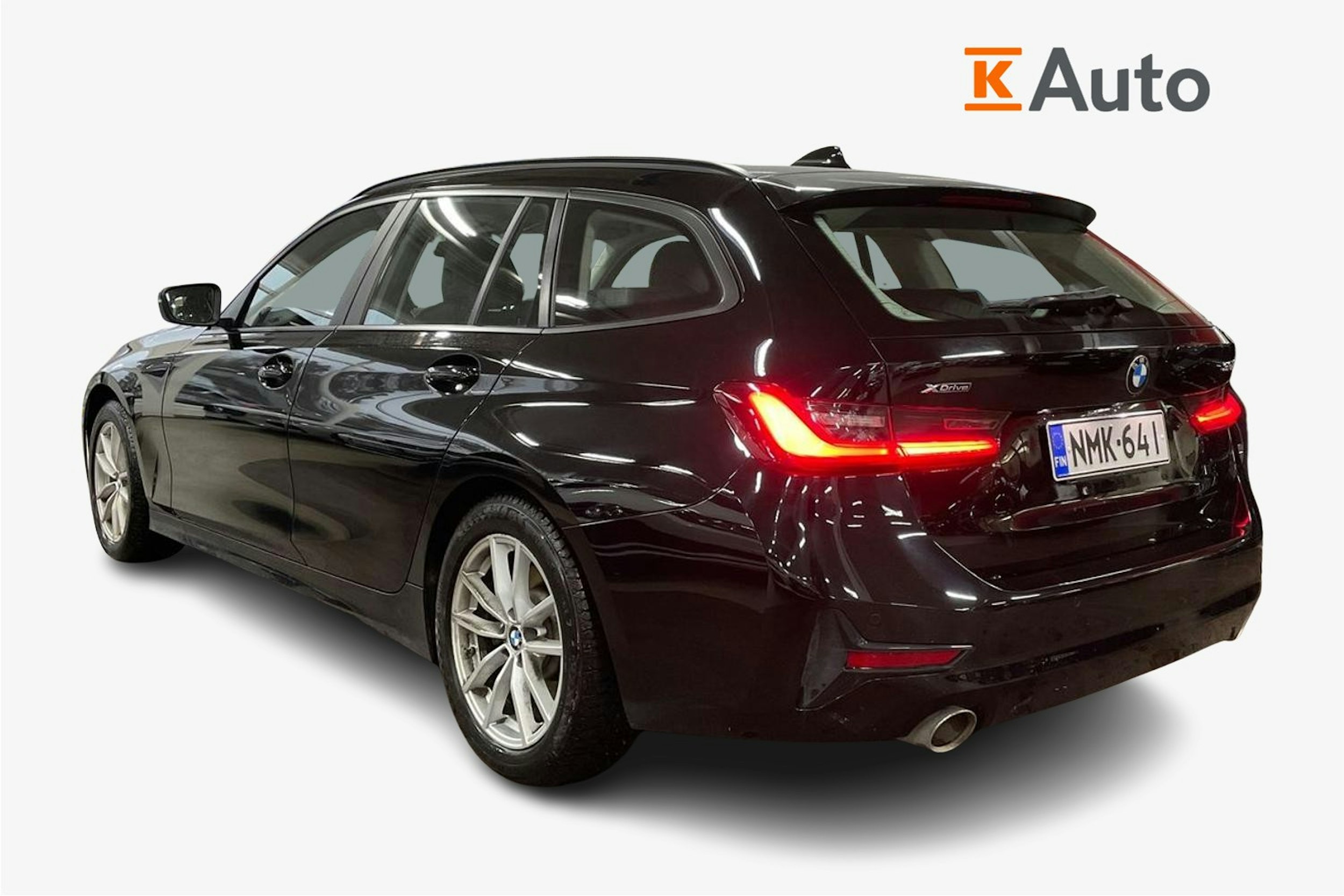 Musta BMW 330 2022 kuva 2.