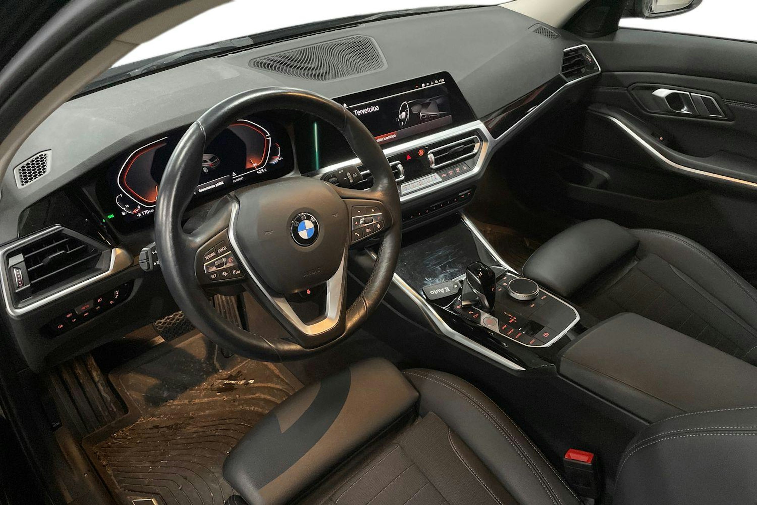 Musta BMW 330 2022 kuva 3.