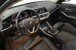 Musta BMW 330 2022 kuva 3.