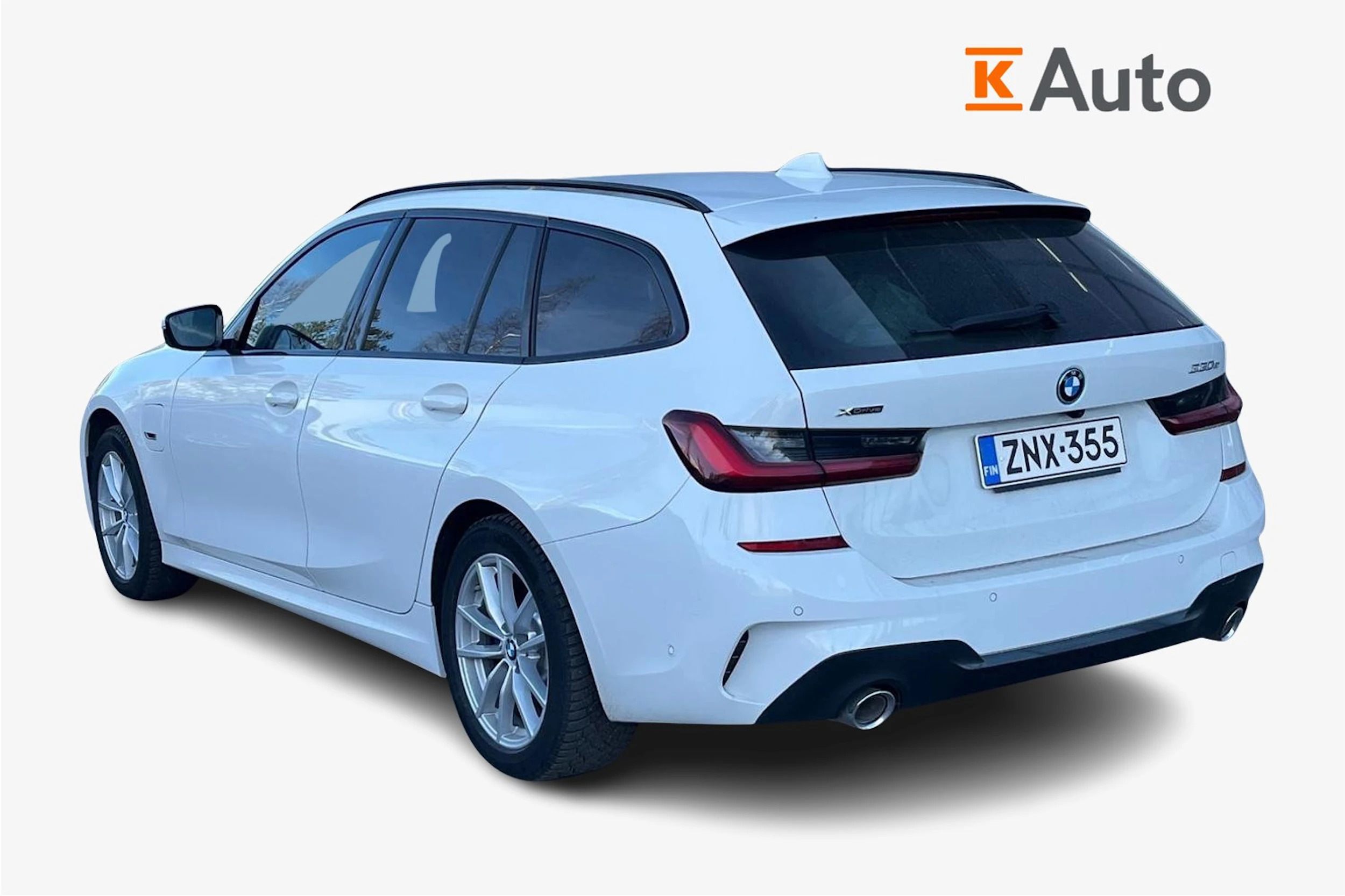 valkoinen BMW 330 2022 kuva 2.