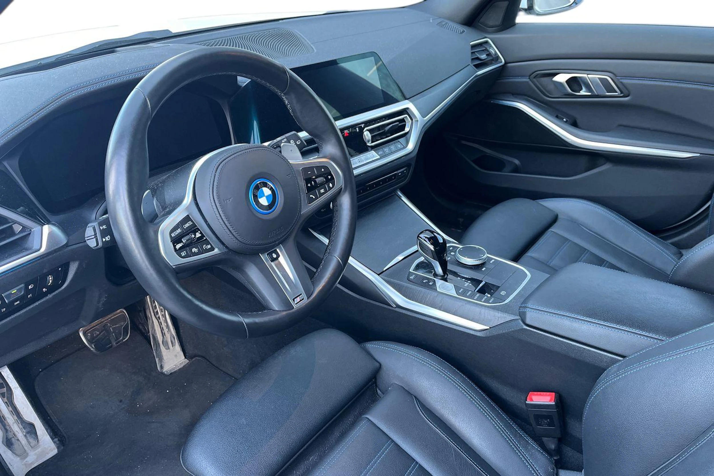 valkoinen BMW 330 2022 kuva 3.