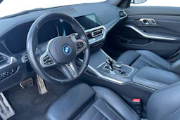 valkoinen BMW 330 2022 kuva 3.