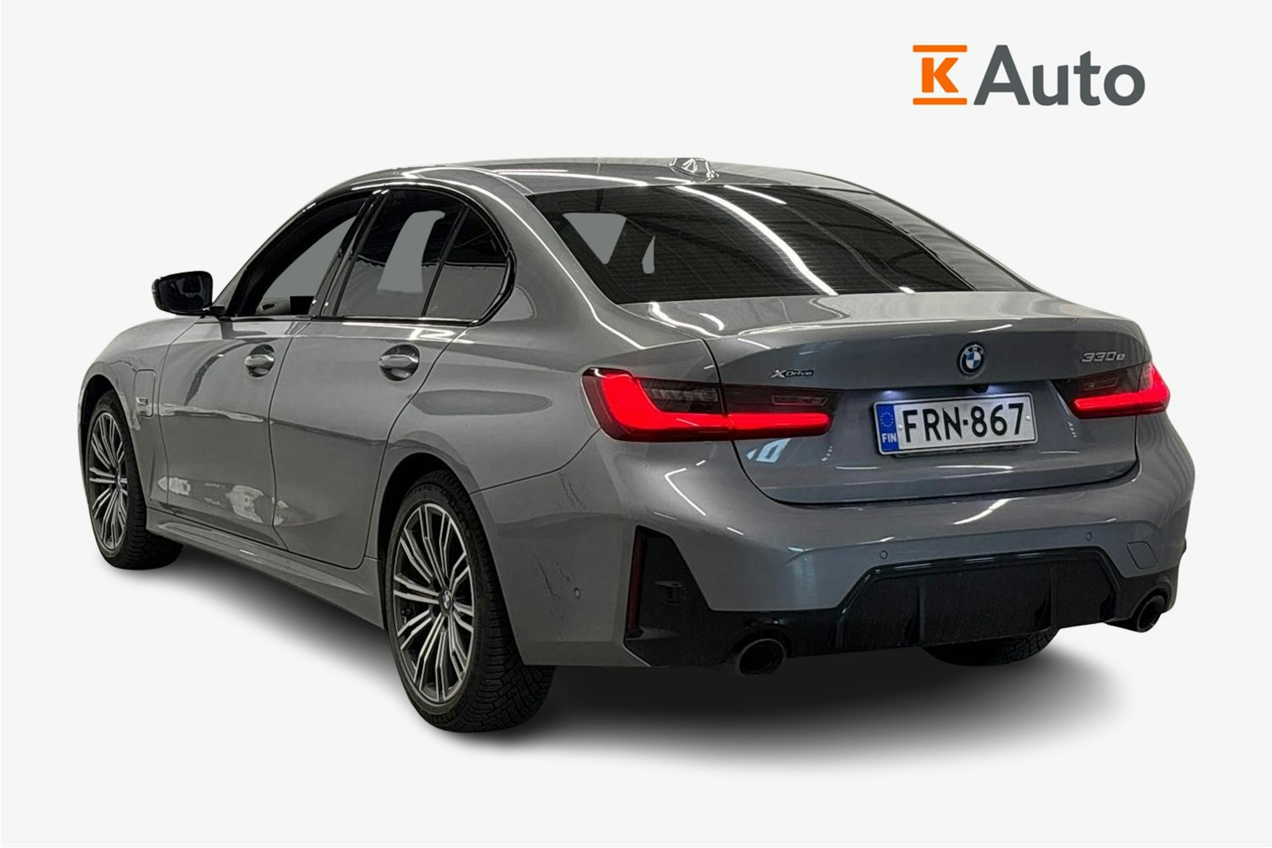 harmaa BMW 330 2023 kuva 2.
