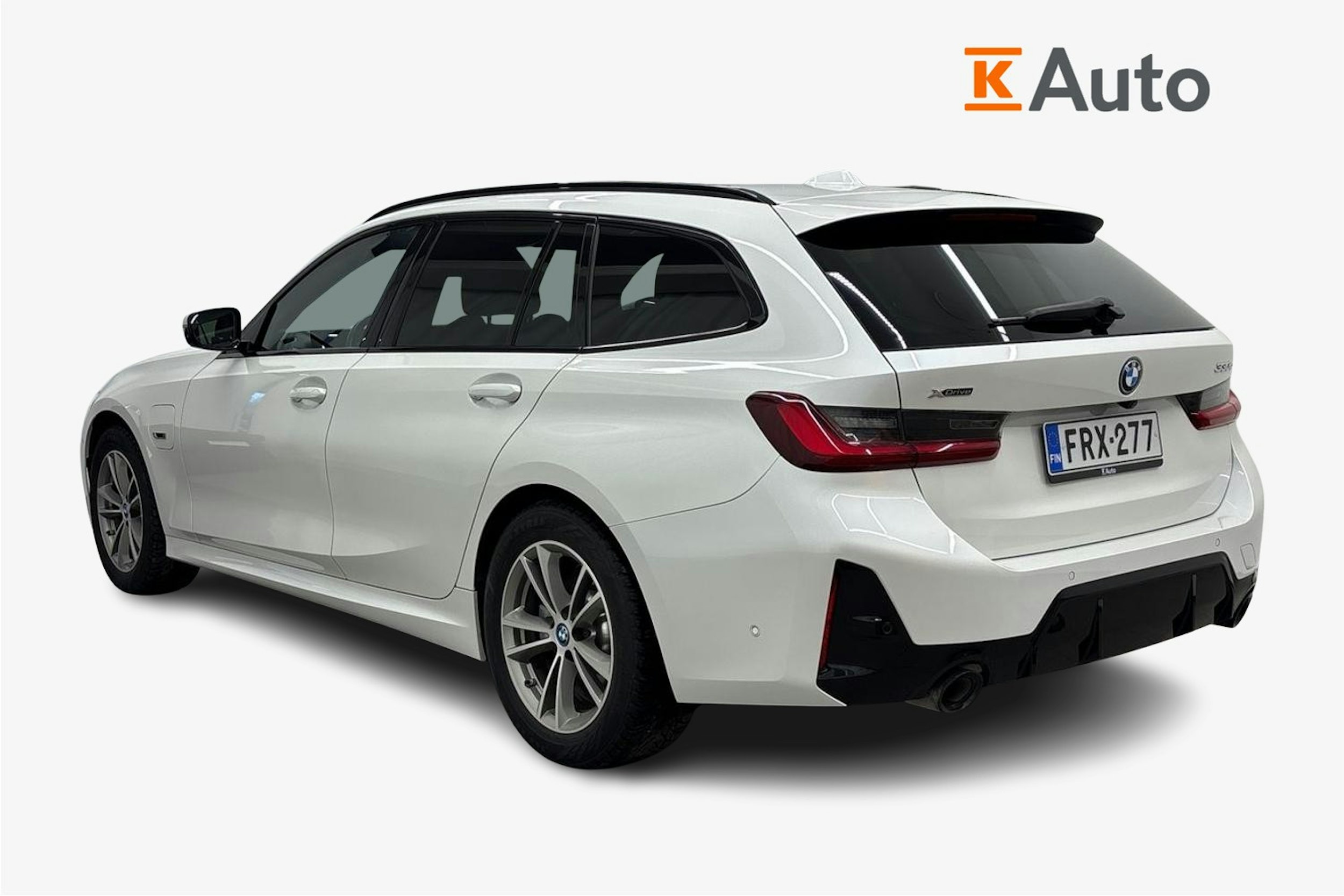 valkoinen BMW 330 2023 kuva 2.