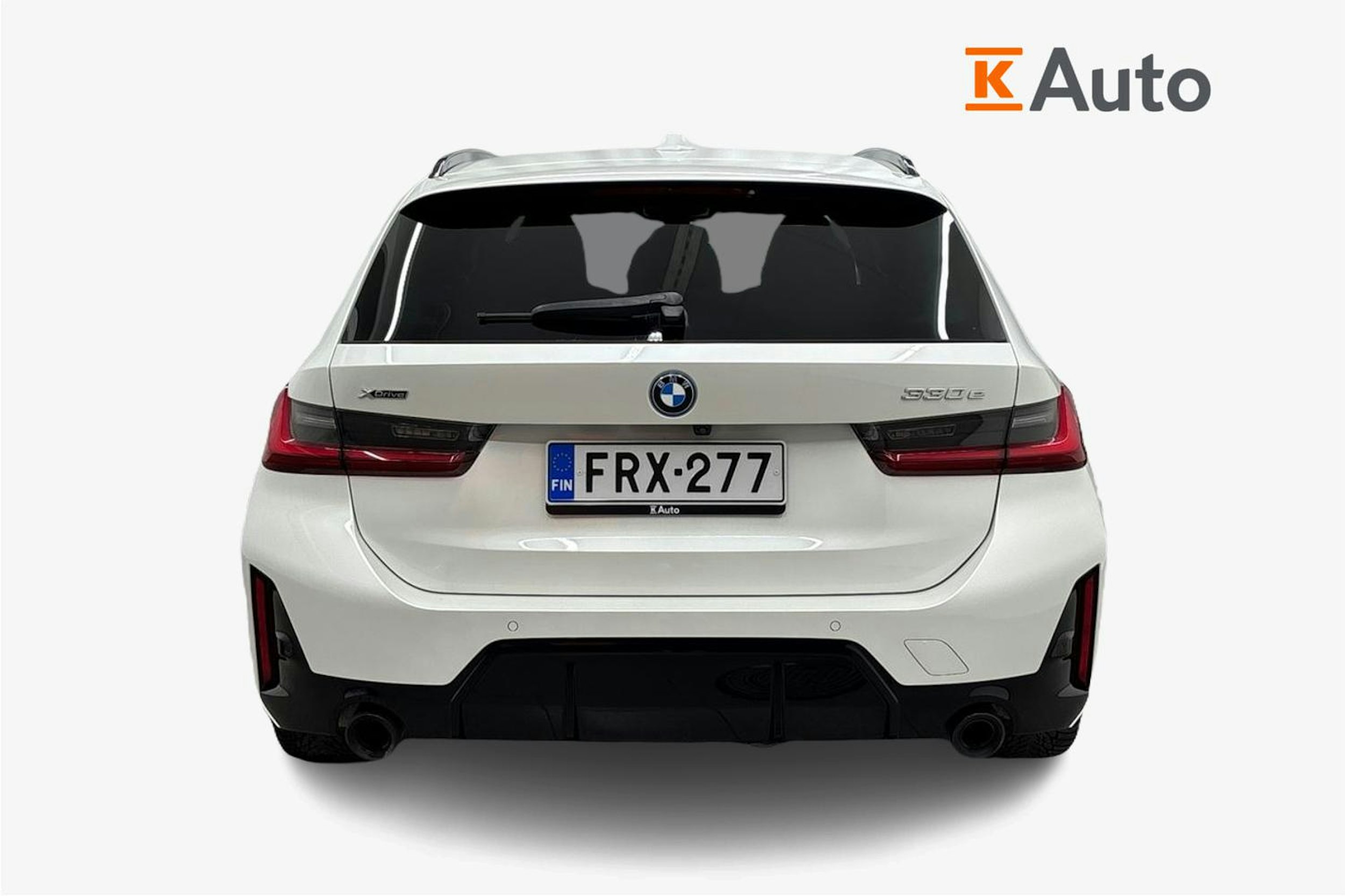 valkoinen BMW 330 2023 kuva 3.